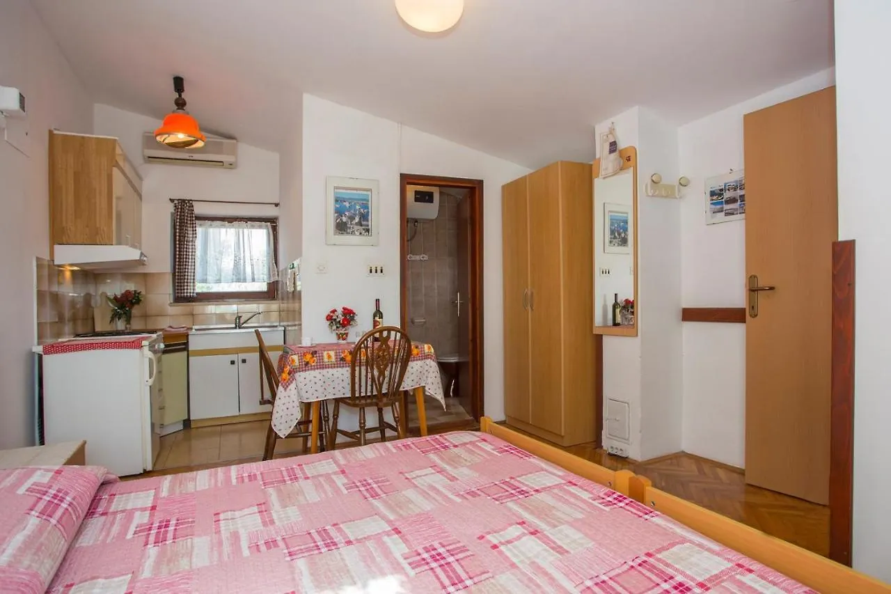 Apartments Jaksa 181 Pula