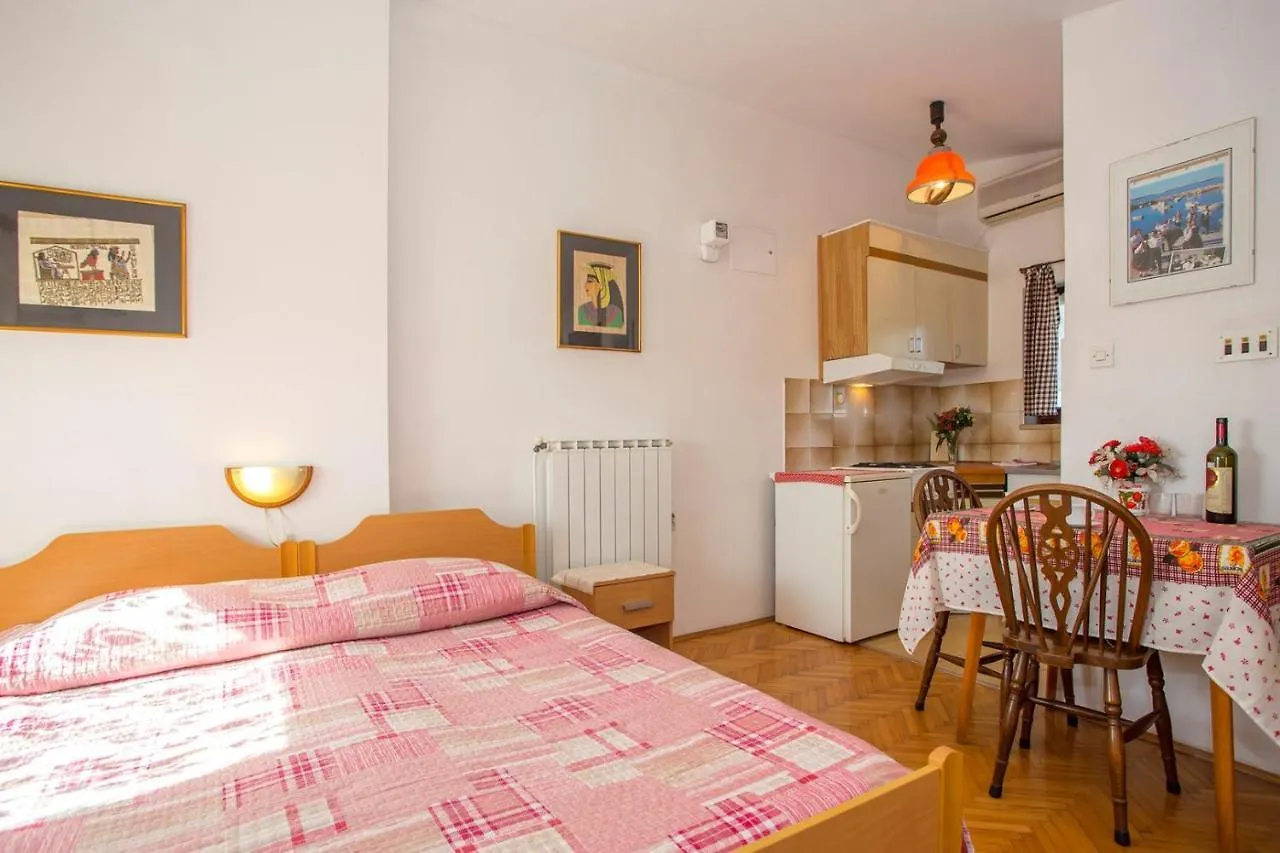 Guest house Apartments Jaksa 181 Pula