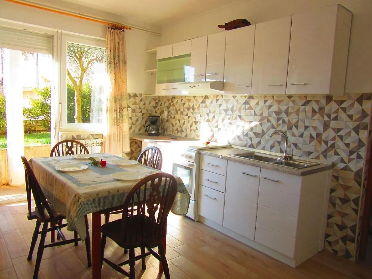 Guest house Apartments Jaksa 181 Pula