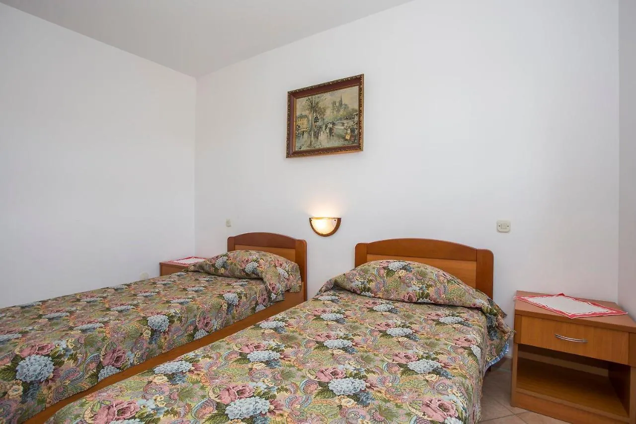 Apartments Jaksa 181 Pula 3*,