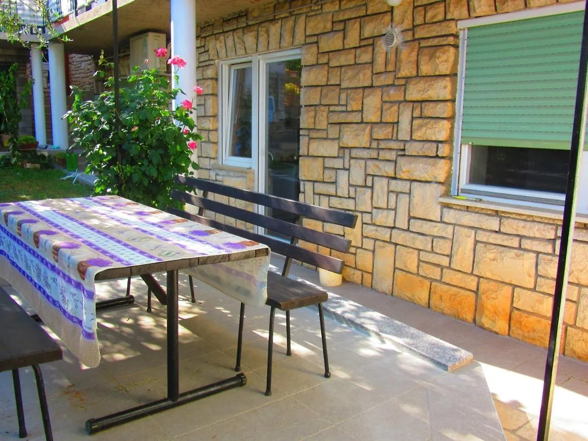 Guest house Apartments Jaksa 181 Pula