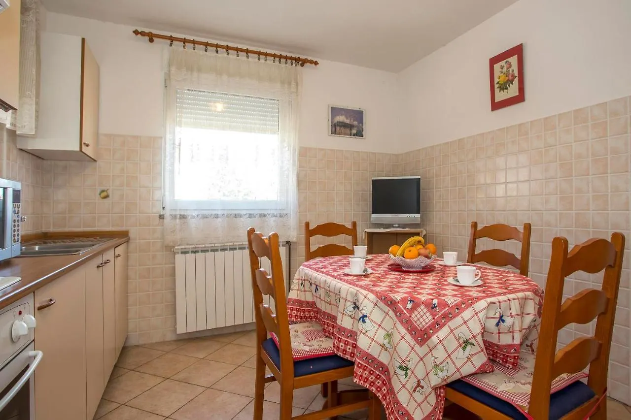 Apartments Jaksa 181 Pula 3*,