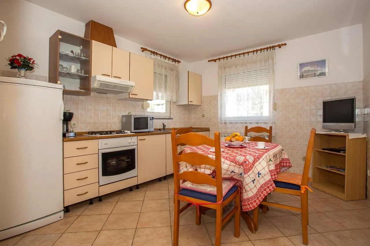 Apartments Jaksa 181 Pula