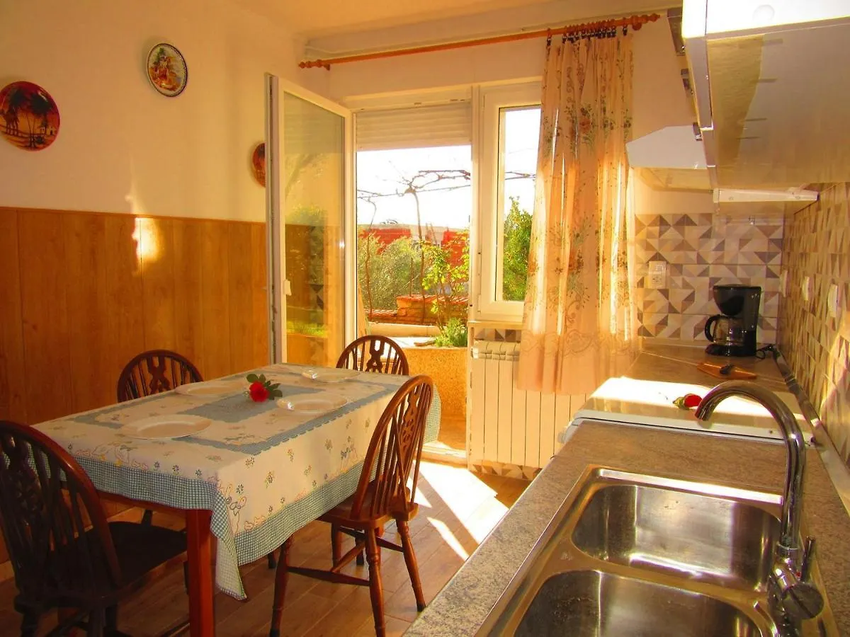 Apartments Jaksa Pola 3*,