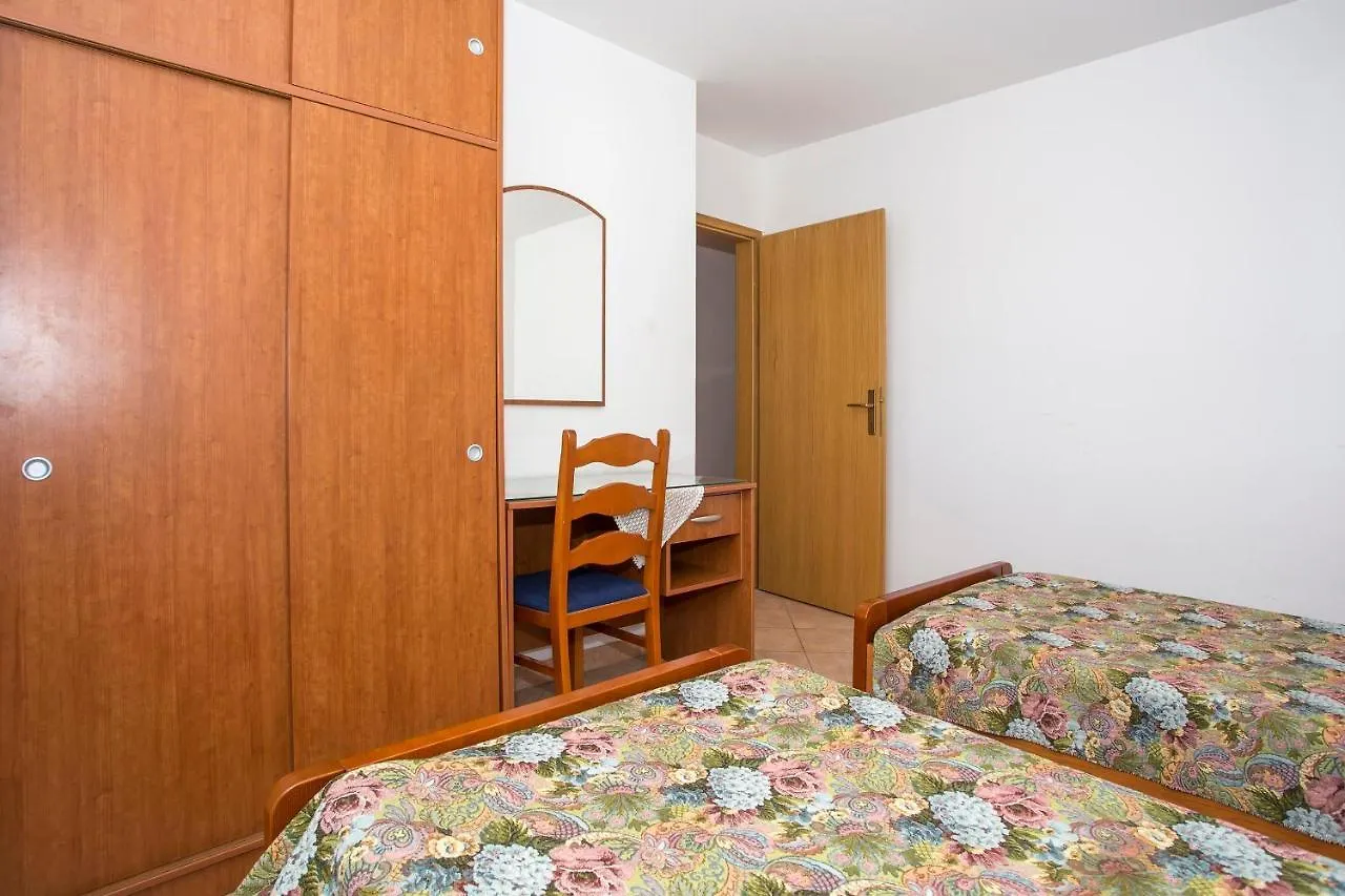 Apartments Jaksa Pola